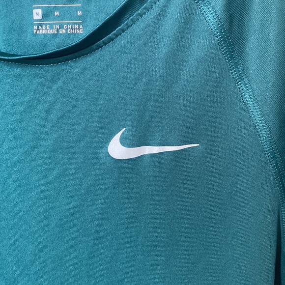 Shimmer Green Nike Running workout top size medium women’s like new condition - Picture 4 of 6